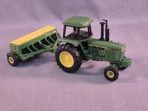 Ertl John Deere 4440 Traktor mit 8300 Bohrer grün Farm Vehicle Diecast Metall 1:64 - Bild 1 von 10
