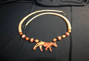 Collana vintage con ciondolo ghepardo e perle in legno anni 60-70 circa intagliato a mano - Foto 1 di 6