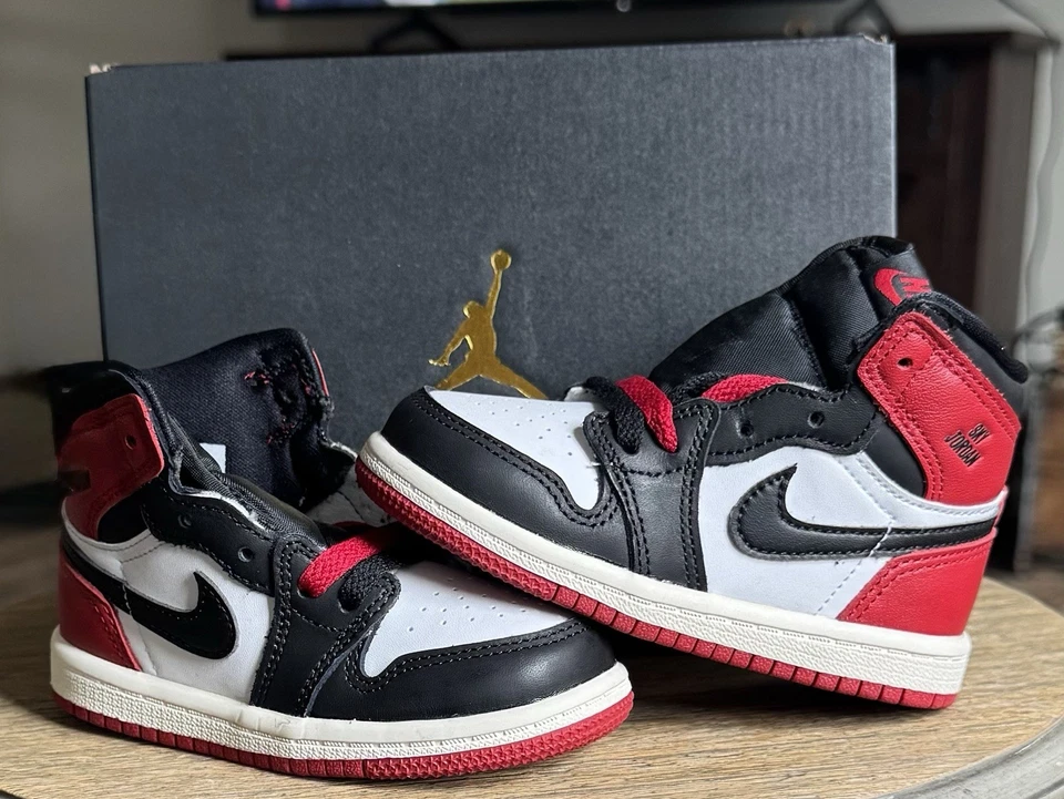 TOTALMENTE NUEVO Nike Jordan 1 Retro Alto Niño Zapato Talla 7C Blanco/Negro-Rojo Universitario Foto 1 de 1