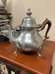 Williamsburg Stieff Pewter Tea Pot Wood Handle CW80-10 Stands On 3 Legs - Picture 1 of 8