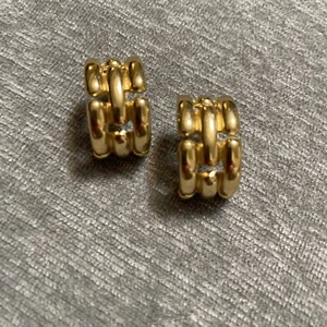 ELEGANT VTG GIVENCHY COUTURE BRUSHED GOLDEN METAL CHAIN HALF HOOP CLIP EARRINGS - Picture 1 of 10