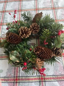 Vintage Kunststoff Weihnachtskranz Kerzenring Herzstück Tannenzapfen Stechpalme - Bild 1 von 7