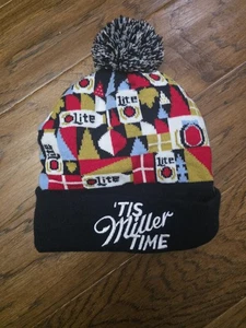 Miller Lite TIS MILLER TIME Invierno Vacaciones Pom Gorro Nieve Sombrero Cerveza Medias Gorra - Imagen 1 de 2