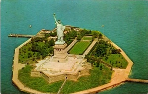 Postal Vista Aérea de la Estatua de la Libertad Liberty Island en el Puerto de Nueva York - Imagen 1 de 2