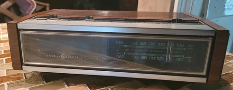 Vintage GE General Electric 7-4685A Wood Grain Digital Alarm Clock Radio WORKS Cover