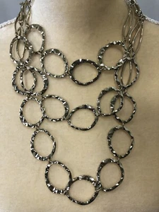 Collar Erica Lyons llamativo círculos en tono dorado - 21 pulgadas a 24 pulgadas de largo - Imagen 1 de 9
