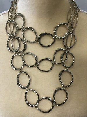 Collar Erica Lyons llamativo círculos en tono dorado - 21 pulgadas a 24 pulgadas de largo Foto 1 de 4