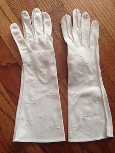Guantes para mujer vintage marfil sobre muñeca patrón de sol bordado - Imagen 1 de 8