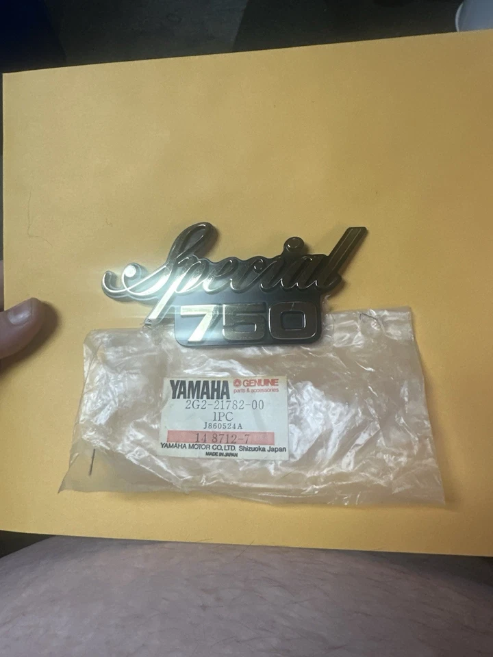 Nuevo emblema de cubierta lateral Yamaha - 2G2-21782-00 - 1978-1979 XS750 S XS750S Foto 1 de 1