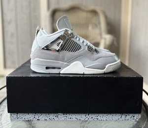Taglia 11 Donna/9.5 Uomo - Jordan 4 Retro Low Frozen Moments (AQ9129-001) - Foto 1 di 8