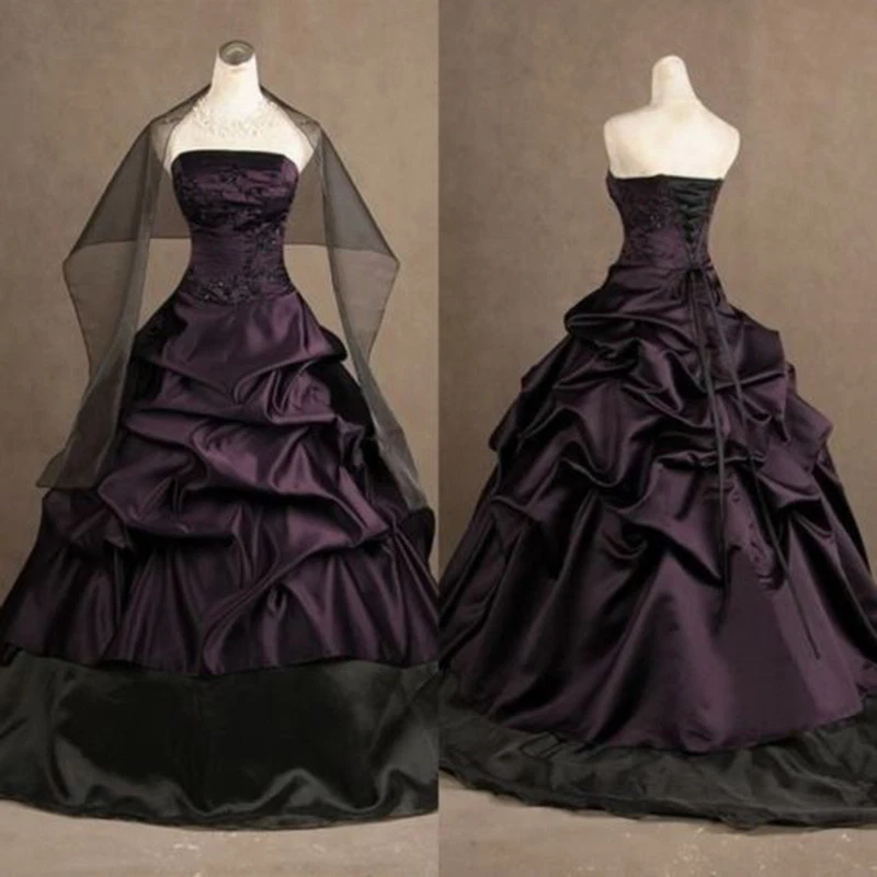 Vestidos de novia victorianos góticos vintage con volantes negros y morados Foto 1 de 4