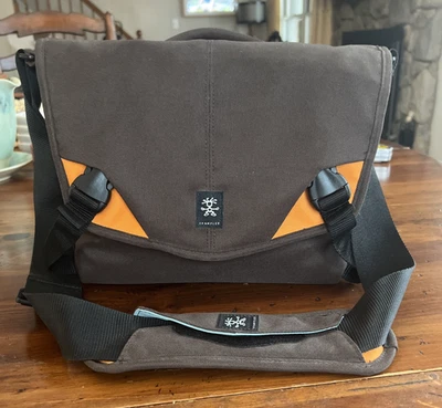 Bolso de hombro CRUMPLER The Five Million Dollar gadget para cámara doméstica marrón/naranja Foto 1 de 4