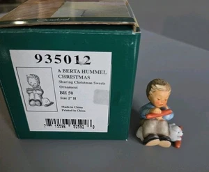 Goebel Berta Hummel "Sharing Christmas Sweets" Weihnachtsschmuck 935012  - Bild 1 von 6