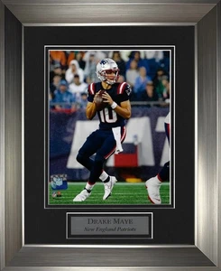 Drake Maye Photo Look To Pass 11x14 - Picture 1 of 1