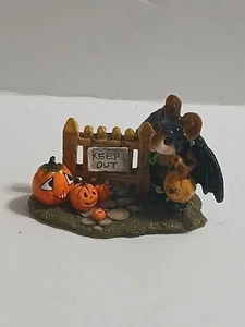 Wee Forest Folk Halloween Figur M-345 - kleine Halloween Fledermaus mit Kürbissen - Bild 1 von 6