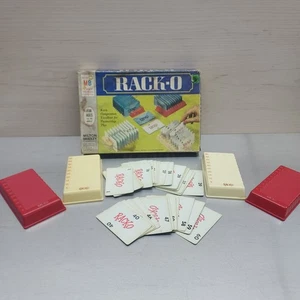 Milton Bradley 1961 EE. UU. Juego Rack-O 4765 Completo 60 Cartas y 4 Soportes Racko - Imagen 1 de 13