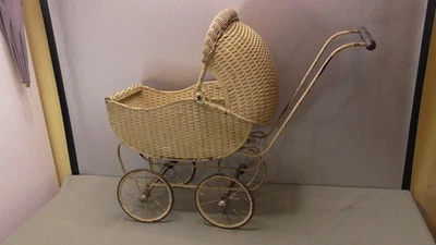 Antiguo cochecito cochecito de muñeca de mimbre victoriano cama ajustable Foto 1 de 4