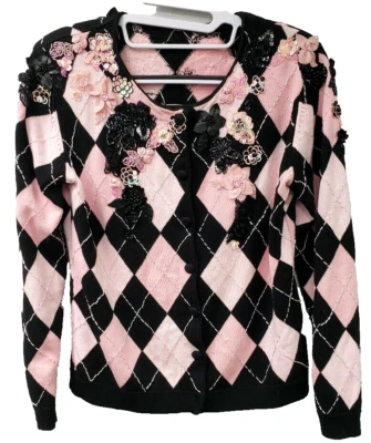 FABULOSA DÉCADA DE 1950 ~ ROSA Y NEGRO ~ CUENTAS CON FLORES ~ CUADROS ARGYLE ~ SUÉTER CÁRDIGAN ~ XS, S, M? Foto 1 de 4