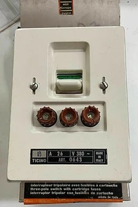 BTICINO 643 INTERRUTTORE TRIPOLARE 26 A 380 V DA INCASSO CON FUSIBILI A FILO - Imagen 1 de 1