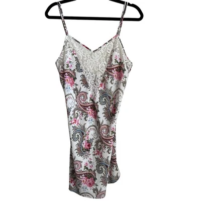 Camisón de encaje floral con ribete de lentejuelas de Victoria's Secret para mujer talla mediana Foto 1 de 4