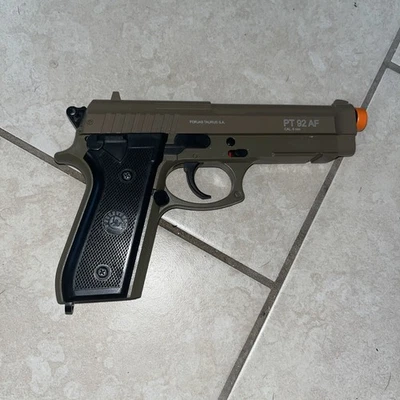 Pistola de Airsoft CO2 Taurus PT 92 Tactical Blowback (OD) Foto 1 de 4