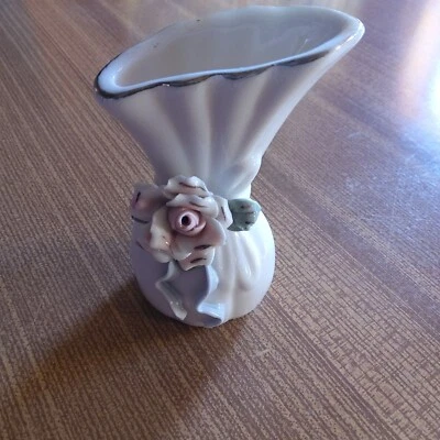 Kleine Porzellan Vase mit Rosenblüte - Bild 1 von 4