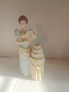 Avon, 2007 President's Club PREMIO ALBEE, statuina dama vittoriana, 11"  - Foto 1 di 7