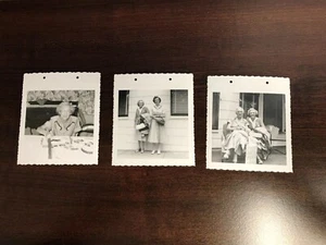 Vintage 3 Schnappschüsse Schwarzweiß Foto alte Frauen Freundschaft  - Bild 1 von 4