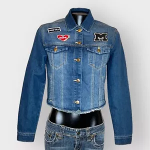 Rue21 NEU Cropped Jeansjacke Small Raw Hem Stretchy Denim Punk Patches Taschen - Bild 1 von 10