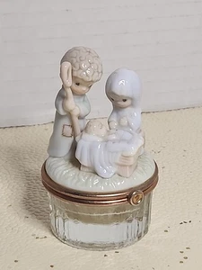Caja de baratija con bisagras de vidrio de porcelana Christmas Precious Moments 2000 - Imagen 1 de 5