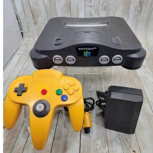 Consola Nintendo 64 con Juego de Mando Versión Japonesa Para Piezas Sin Cable AV - Imagen 1 de 6