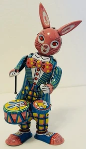 Vintage "Happy Bunny" mechanisches Blechspielzeug trommelnder Hase Kaninchen - Bild 1 von 4