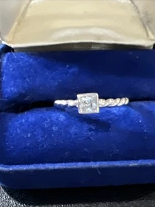 Modern Ring Size 9 Shiny Stone - Picture 1 of 11