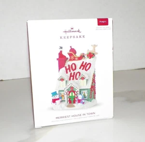 HALLMARK KEEPSAKE ORNAMENT MERRIEST HOUSE IN TOWN NIB 2018 MAGIC LIGHT SOUND - Picture 1 of 6