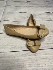 Mujer Vince Camuto Beige Lazo Plano con Acentos Dorados Talla 6.5 - Imagen 1 de 4