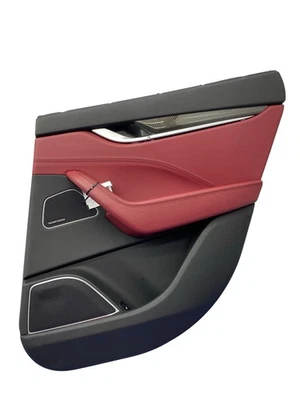 Maserati Levante M161 2017 panel de moldura de puerta interior lateral derecho trasero | rojo *indentaciones* Foto 1 de 4