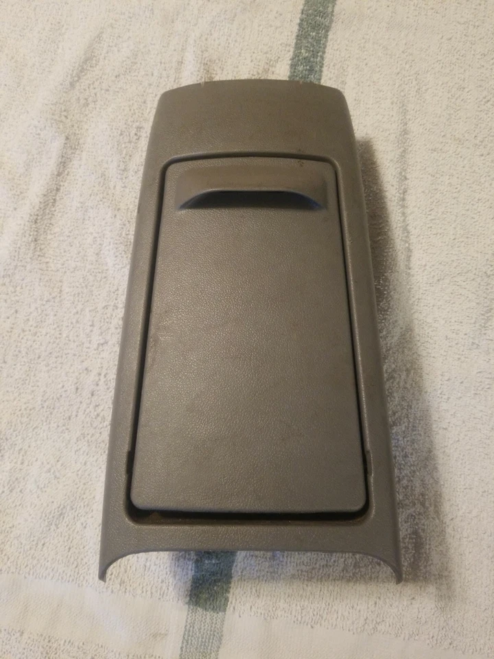 04 - 08 CHEVROLET MALIBU ЦЕНТРАЛЬНОЙ КОНСОЛИ ЗАДНИЙ ПОДСТАКАННИК ДЕРЖАТЕЛЬ ЖЕЛТОВАТО-КОРИЧНЕВЫЙ 22666130 OEM S21 - Изображение 1 из 3