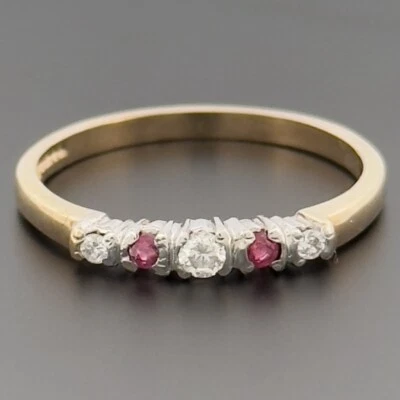 Anillo de eternidad de diamantes y rubíes de oro amarillo de 9 quilates talla O 1/2 con sello Foto 1 de 4