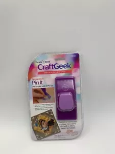 Pin decorativo geek artesanal de vacas moradas grapadora y alfileres papel tarjeta artesanal - Imagen 1 de 2