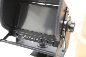 Hitachi HDF-700A Monitor HD a colori 7" con paralume - Foto 1 di 2