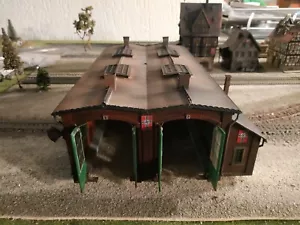 VOLMER BUILDING FOR WWII MILITARY THEMES - ENGINE TERMINAL WITH MECHANICAL DOORS - Picture 1 of 11