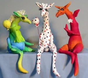 Bambola di stoffa modello "Whimpey Dragon, giraffa e cavallo" di Sharon Mitchell - Foto 1 di 2