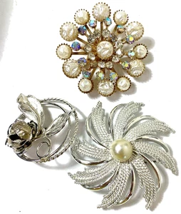 3 Vintage Swirl Broschen runde Form Strass Kunstperlen Kunst Silber und Gold - Bild 1 von 3