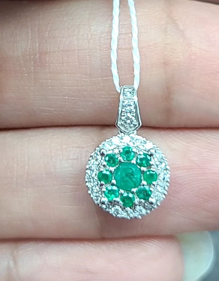 OFERTA! COLGANTE MUJER 0.55TCW 100% GENUINO ESMERALDA Y DIAMANTE EN ORO 14K Foto 1 de 4