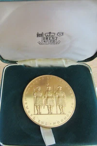 The Yeomen warders of the Tower of London Golded Bronze Royal Palace Medal (K68) - Picture 1 of 4