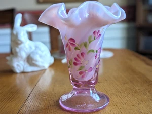 NEU IN BOX FENTON 6" ROSEMILK STRETCH VASE HANDBEMALT BLUMEN SIGNIERT SCHÖN! - Bild 1 von 12