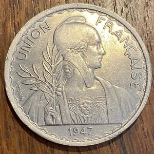PIECE DE 1 PIASTRE INDOCHINE 1947 (1038) RECHERCHÉE - Picture 1 of 2