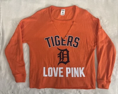 SUDADERA VICTORIAS SECRET ROSA MLB DETROIT TIGERS CORTE CRUDO CUELLO EN V PEQUEÑA Foto 1 de 4
