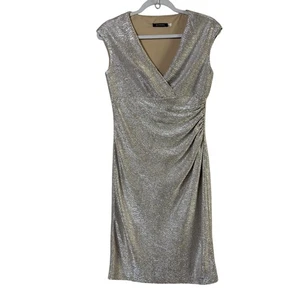 Marina Etui Cocktailkleid Gr. 4 Silber Metallic Rüschen Taille V-Ausschnitt Urlaub - Bild 1 von 12