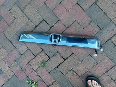 Honda Pilot 2009-2015 puerta levadiza maletero tapa escotilla cromo moldura cámara de reversa Foto 1 de 4